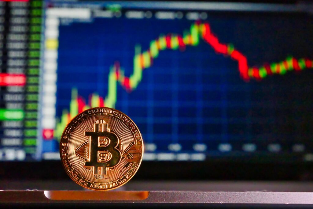 Ein Börsenbildschirm zeigt einen fallenden Kurs, der den Rückgang beim Bitcoin-Kurs nach neuen Inflationsdaten symbolisiert – Foto: RoyBuri / Pixabay