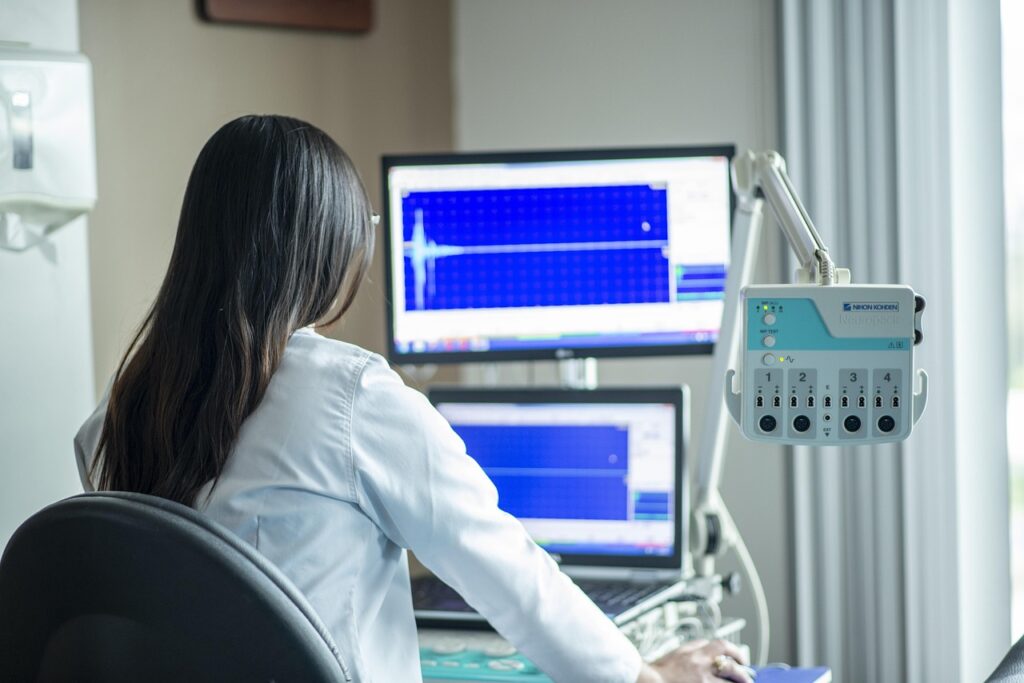 Ein Computerbildschirm mit medizinischen Datenkurven symbolisiert die KI gegen Krankenhausinfektionen im Klinikalltag – Foto: fernandozhiminaicela / Pixabay