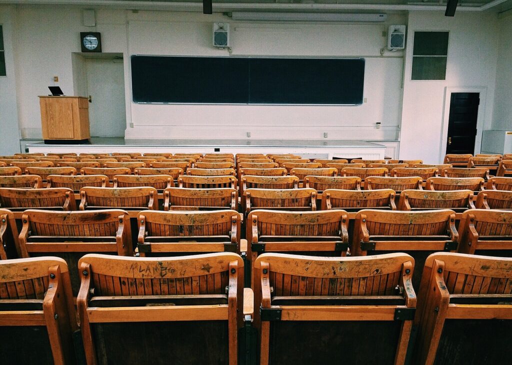 Ein leeres Universitätslabor steht stellvertretend für die Folgen des geplanten Uni-Budgets für die Forschung – Foto: WOKANDAPIX / Pixabay