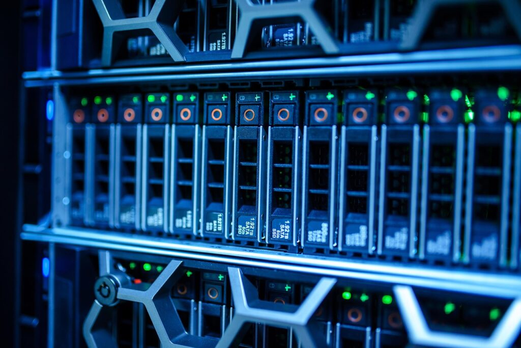 Ein Serverraum mit beleuchteten Rechnerreihen symbolisiert die Infrastruktur hinter der einen Milliarde Nutzer von ChatGPT – Foto: cookieone / Pixabay