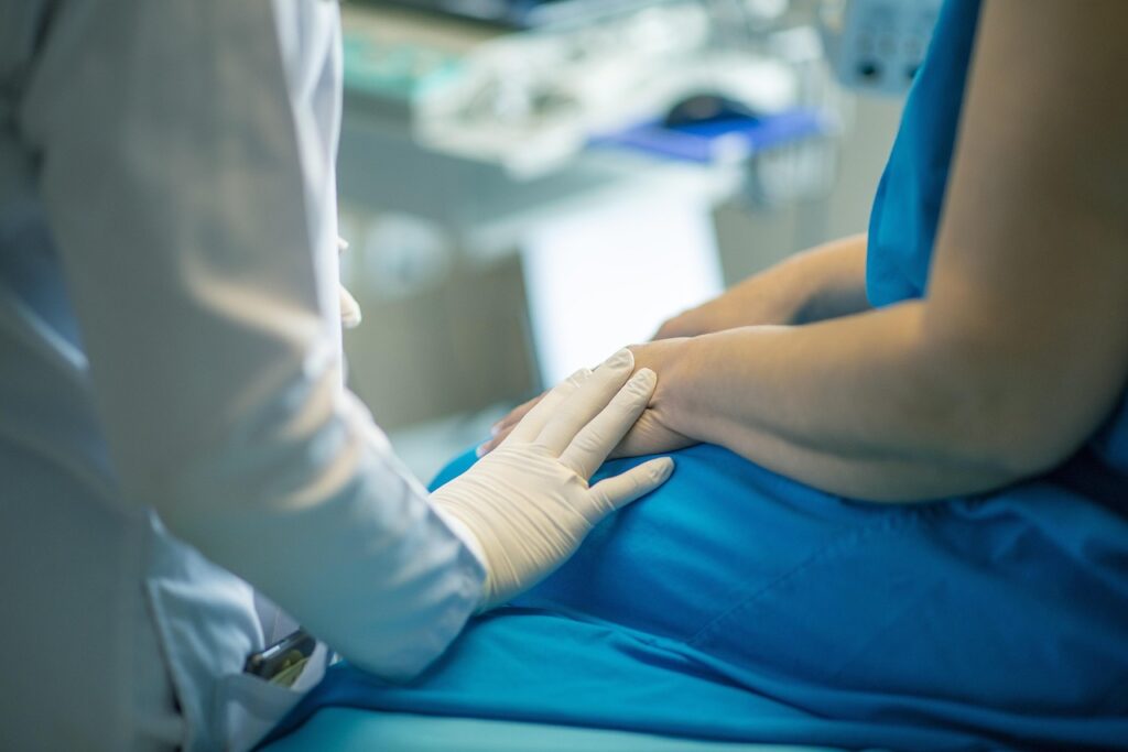 Ein Pflegearbeitsplatz mit Klemmbrett und Stethoskop zeigt, wie mehr Pflegeexpertise für komplexe Fälle im Klinikalltag organisiert wird – Foto: fernandozhiminaicela / Pixabay