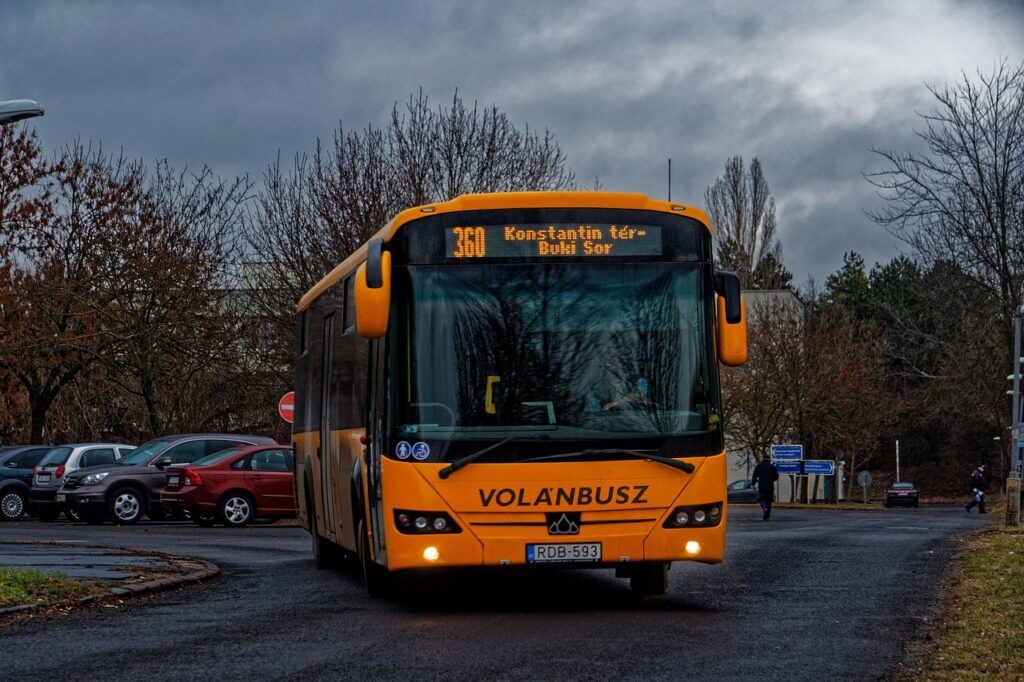 Ein autonomer Shuttlebus steht auf einer Teststrecke, mit Sensoren auf dem Dach für automatisiertes Fahren – Foto: Photos_By_Armany / Pixabay