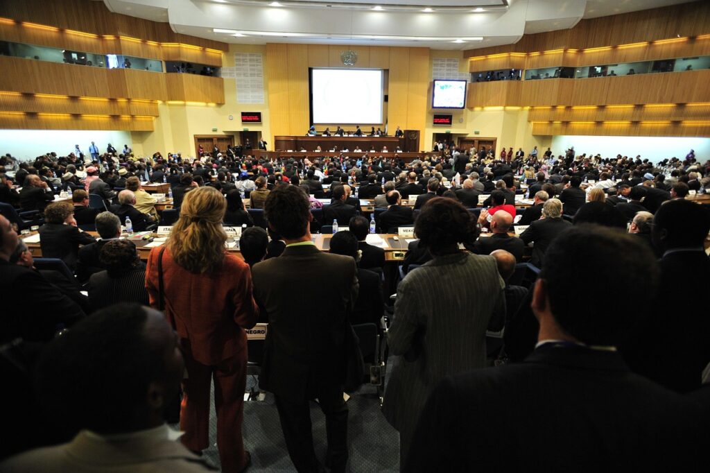 Leerer Kongresssaal mit Bühne und Reihen von Sitzplätzen symbolisiert den DGPPN Kongress in Berlin – Foto: 12019 / Pixabay