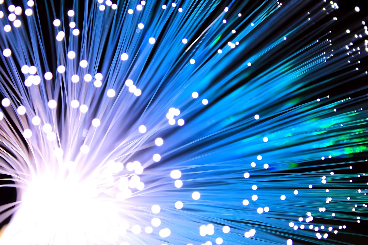 Laboraufbau mit Glasfaserkabeln und Laseroptik symbolisiert die Technik hinter dem neuen Quantennetz – Foto: chaitawat / Pixabay