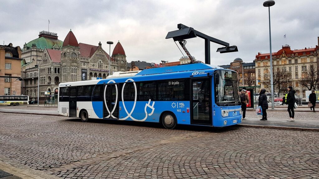 Elektrobusse stehen an Ladestationen in einem Busdepot, während über die E-Bus-Förderung des Bundes diskutiert wird – Foto: ENiemela / Pixabay