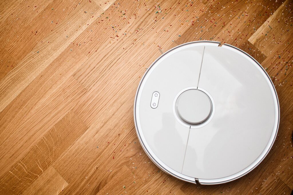 Ein autonomer Reinigungsroboter bewegt sich durch eine helle Bürolobby, wie sie Leitbetriebe Austria mit Innovationen in Reinigungsunternehmen verbindet – Foto: HOCKULUS / Pixabay