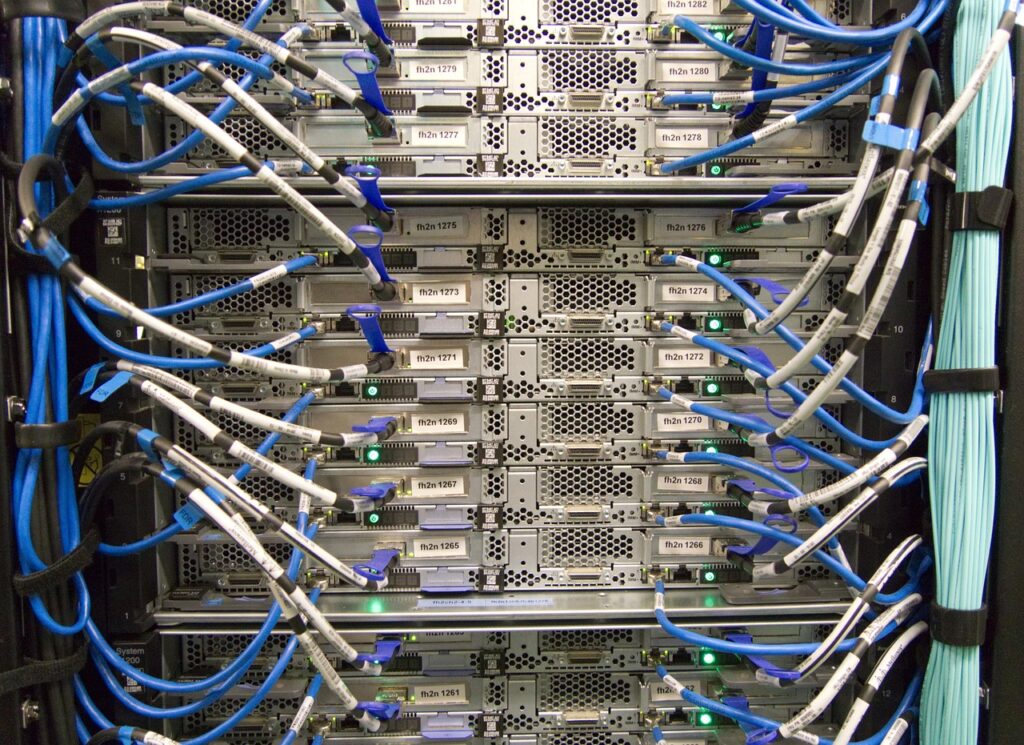Ein Rechenzentrum mit Serverreihen und Stromtechnik verdeutlicht, warum Softwaresicherheit bei der Finanzierung von KI-Infrastruktur kaum eine Rolle spielt – Foto: dlohner / Pixabay