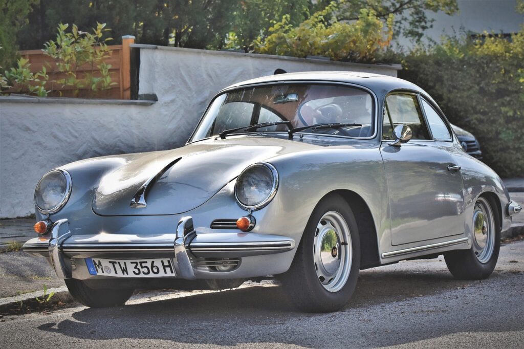 Eine klassische Sportwagensilhouette in einem Designstudio zeigt, wie zeitlos das Porsche Design bis heute wirkt – Foto: Ralphs_Fotos / Pixabay