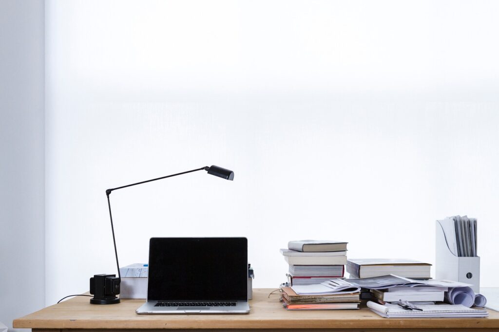 Ein Schreibtisch mit gedruckten Studienunterlagen und einer Europakarte symbolisiert die Forschung zum Verschwörungsglauben in der neuen Studie – Foto: StockSnap / Pixabay