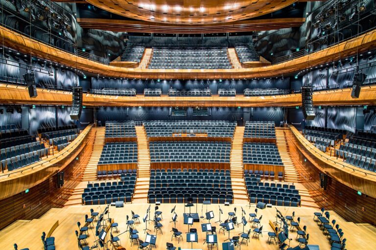 Leere Konzertbühne mit Notenständern im Brucknerhaus, wo Welser-Möst mit dem Cleveland Orchestra auftritt – Foto: StockSnap / Pixabay