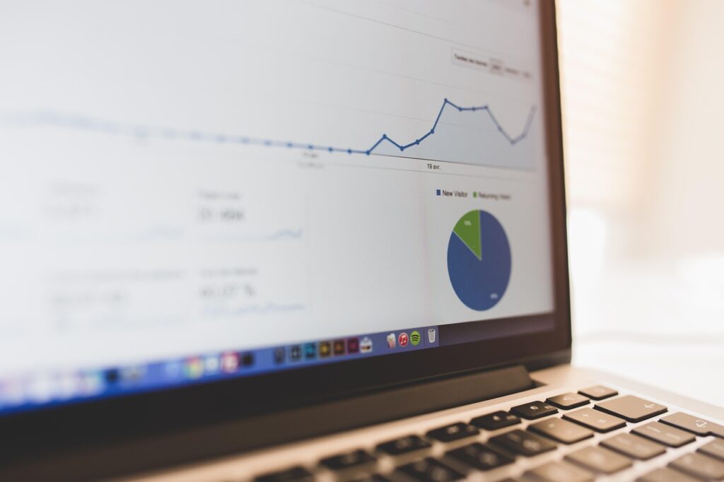 Arbeitsplatz mit Monitoren und Datenvisualisierungen symbolisiert die Entwicklung des KI-Modells Gemini 4 Carbon – Foto: Lalmch / Pixabay