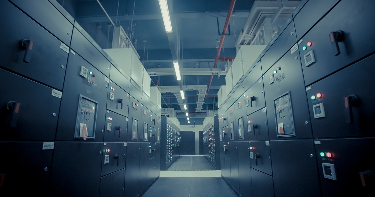 Ein Rechenzentrum mit beleuchteten Serverschränken symbolisiert die Infrastruktur hinter Gemini 4 Argon – Foto: Akela999 / Pixabay