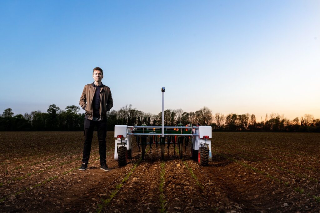 Ein autonomer KI Feldroboter steht bei Sonnenuntergang auf einem bearbeiteten Acker in Wieselburg – Foto: This_is_Engineering / Pixabay