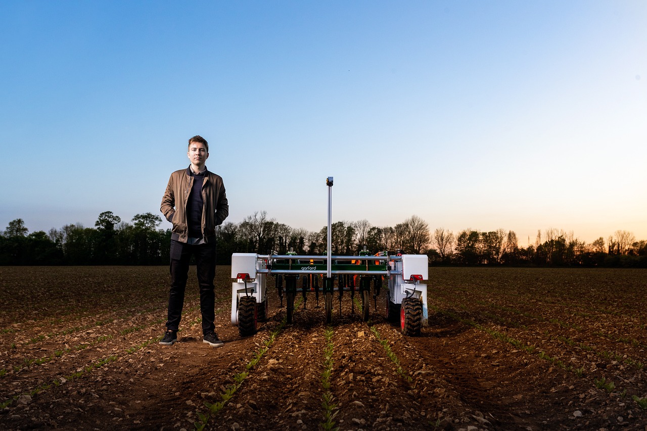 Ein autonomer KI Feldroboter steht bei Sonnenuntergang auf einem bearbeiteten Acker in Wieselburg – Foto: This_is_Engineering / Pixabay
