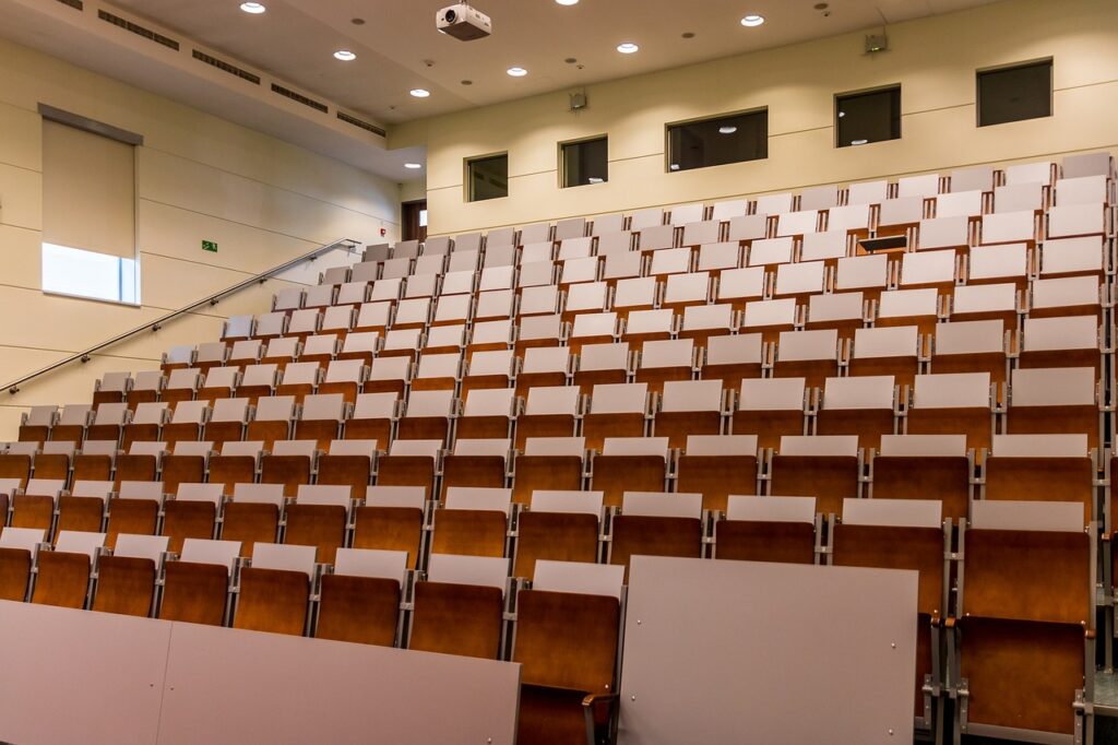 Ein leerer Hörsaal mit Tageslicht steht für die öffentlichen Vorlesungen der Humboldt-Universität im Wintersemester – Foto: jarmoluk / Pixabay