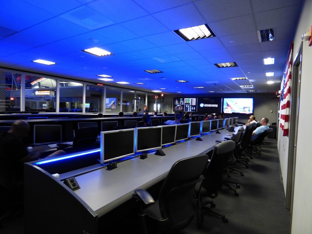 Ein Arbeitsplatz mit mehreren Bildschirmen symbolisiert den IT-Sicherheitstest der Pilotstudie PROBE – Foto: BookBabe / Pixabay