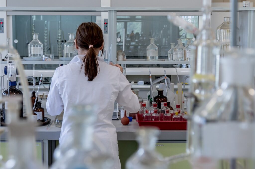 Werkstatt mit Satellitenbauteilen am Space Hub, wie sie im Umfeld des ESA-Phi-Lab Austria entstehen – Foto: jarmoluk / Pixabay