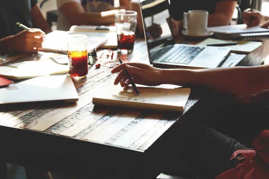 Ein modernes Büro mit Laptops und einem Prototyp symbolisiert die Arbeit junger Kölner Startups – Foto: StartupStockPhotos / Pixabay
