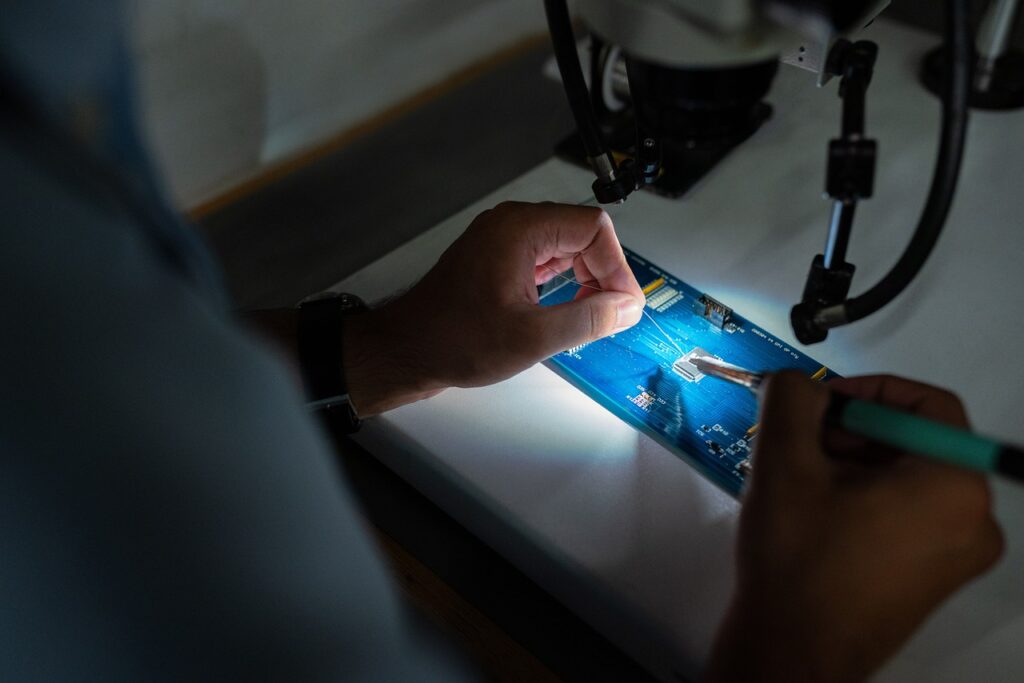 Werkstatt mit einem Satellitenprototyp, wie er im Umfeld des Klingbeil-TUM-Besuchs entstehen könnte – Foto: This_is_Engineering / Pixabay