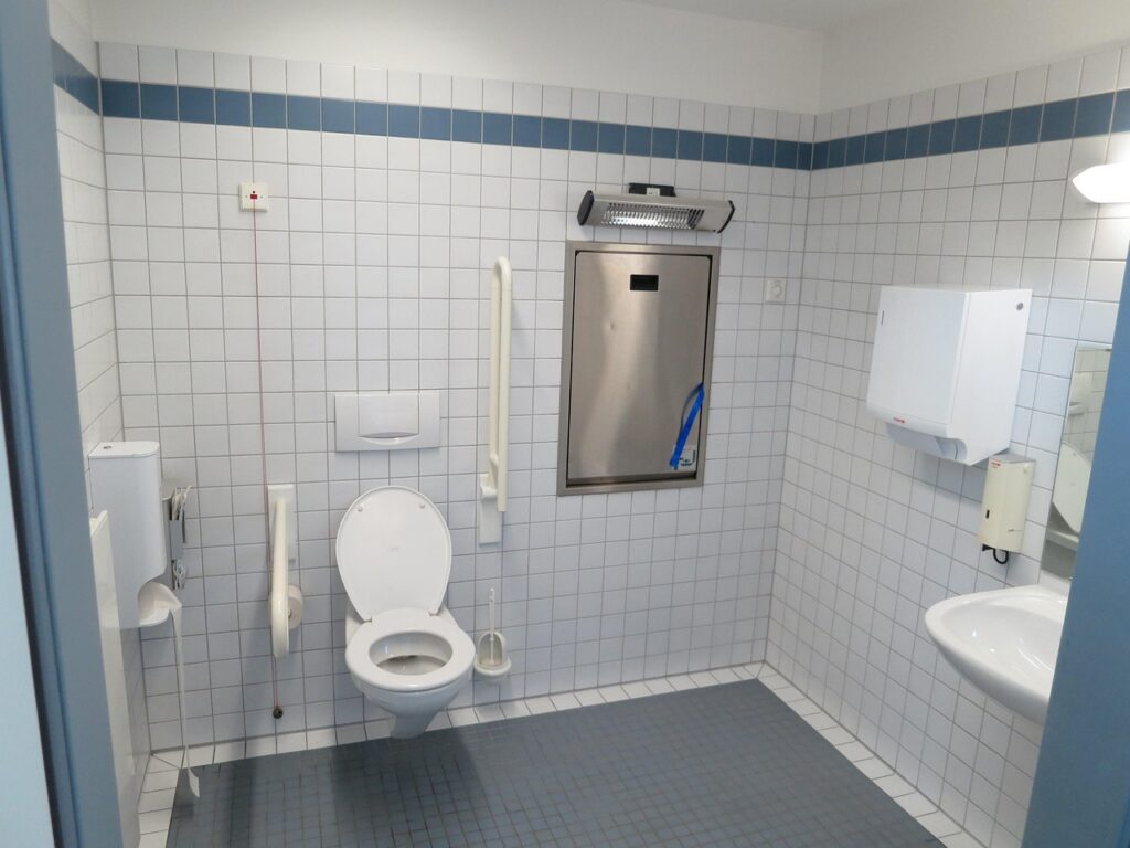 Ein barrierefreies Badezimmer mit Haltegriffen symbolisiert, wie ein Umzug im Alter die Wohnsituation verbessern kann – Foto: Lanz-Andy / Pixabay