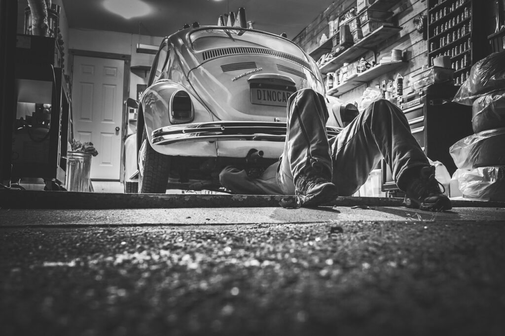 Werkstatt mit Fahrzeug auf der Hebebühne symbolisiert transparente Reparaturkosten fürs Auto – Foto: RyanMcGuire / Pixabay