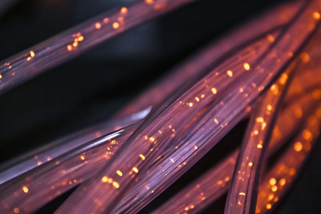 Ein Quantenoptik-Labor mit Lasergeräten zeigt, wie Wissenschaft Fragen stellt und Forschung an der Universität Wien neue Technologien entwickelt – Foto: Lucent_Designs_dinoson20 / Pixabay