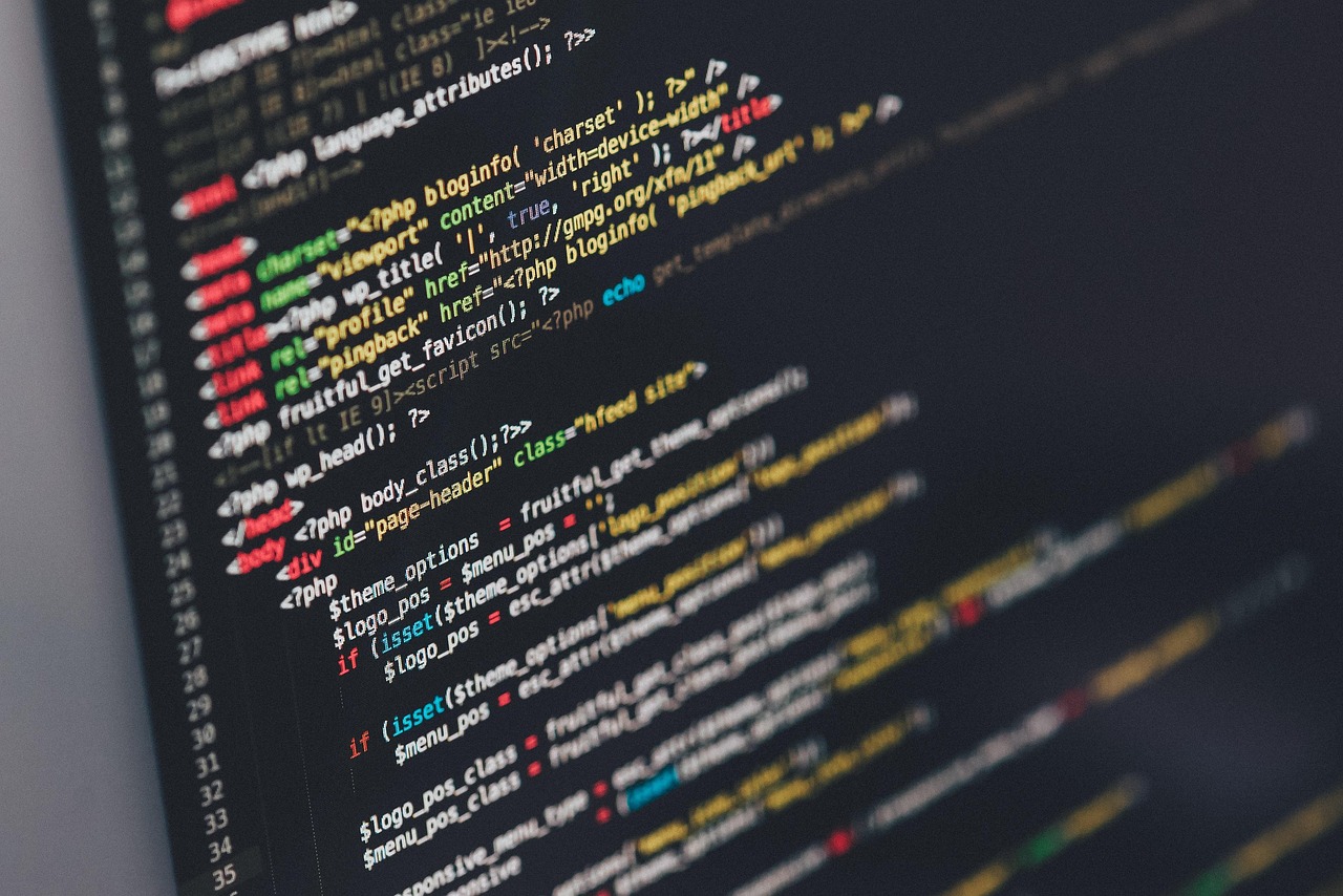 Ein Schreibtisch mit Laptop und Dokumentenscanner symbolisiert die Übernahme von dvo Software und die Digitalisierung der Steuerberatung – Foto: Pexels / Pixabay