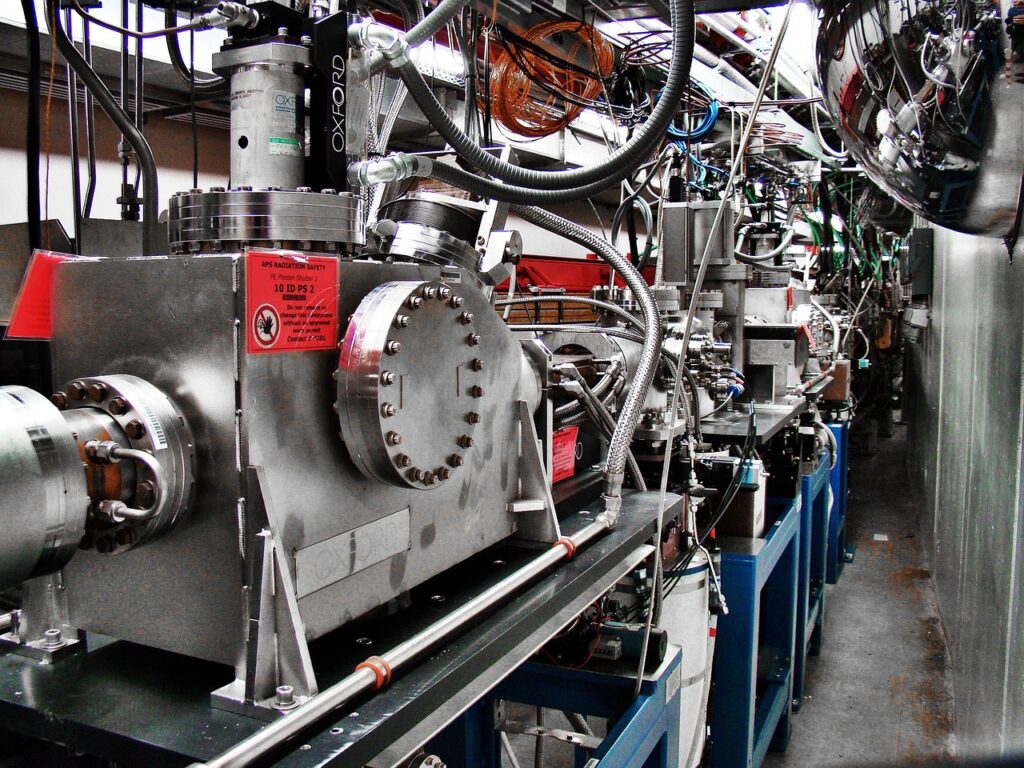 Ein großes zylindrisches Kernresonanzspektrometer in einem Labor symbolisiert die Atomforschung an der ETH Zürich – Foto: JerzyGórecki / Pixabay