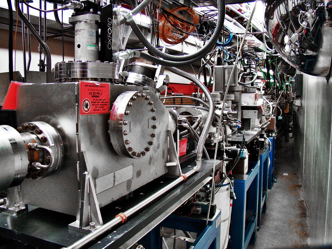 Ein großes zylindrisches Kernresonanzspektrometer in einem Labor symbolisiert die Atomforschung an der ETH Zürich – Foto: JerzyGórecki / Pixabay