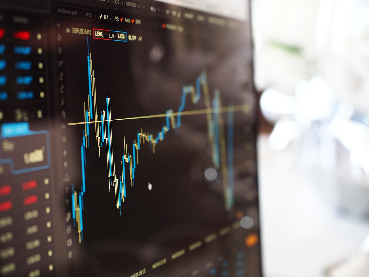 Ein Schreibtisch mit Chart-Bildschirmen und einem handschriftlichen Notizbuch veranschaulicht, wie ein Risikojournal das Trading-Risiko dokumentiert – Foto: Pexels / Pixabay