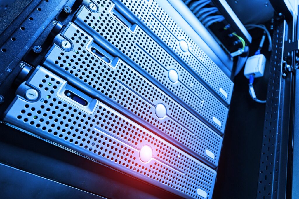 Serverraum eines europäischen Rechenzentrums als Symbol für die Rückkehr von Crate.io Liechtenstein und seine Datensouveränität – Foto: cookieone / Pixabay