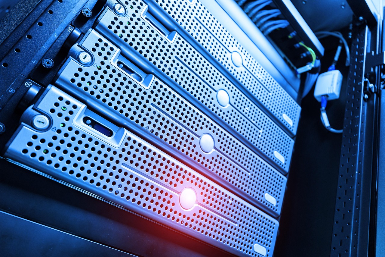 Serverraum eines europäischen Rechenzentrums als Symbol für die Rückkehr von Crate.io Liechtenstein und seine Datensouveränität – Foto: cookieone / Pixabay