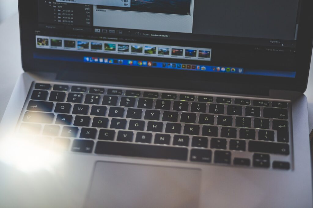Ein Schreibtisch mit Kameraequipment und Datengrafiken steht sinnbildlich für das mit dem Wissenschaftsjournalismus Preis ausgezeichnete YouTube-Format – Foto: Pexels / Pixabay