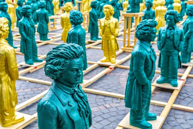 Transparente Folien hängen im Kirchenraum, wie sie bei der Eröffnung des SILBERSALZ Festivals in Halle gezeigt werden – Foto: ValdasMiskinis / Pixabay
