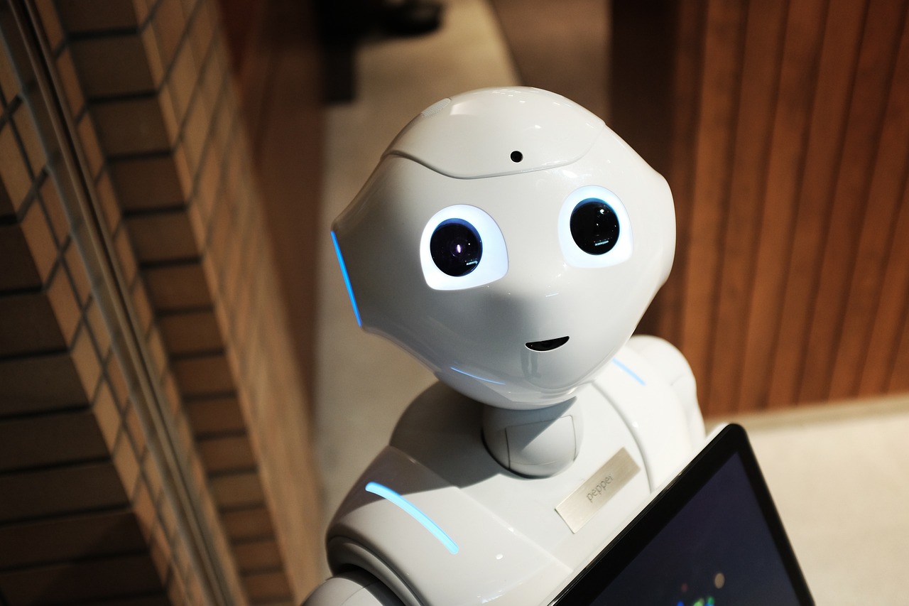 Ein humanoider Roboter-Prototyp steht im Morgenlicht einer Forschungswerkstatt und symbolisiert die Entwicklung humanoider Roboter für den Alltag – Foto: StockSnap / Pixabay