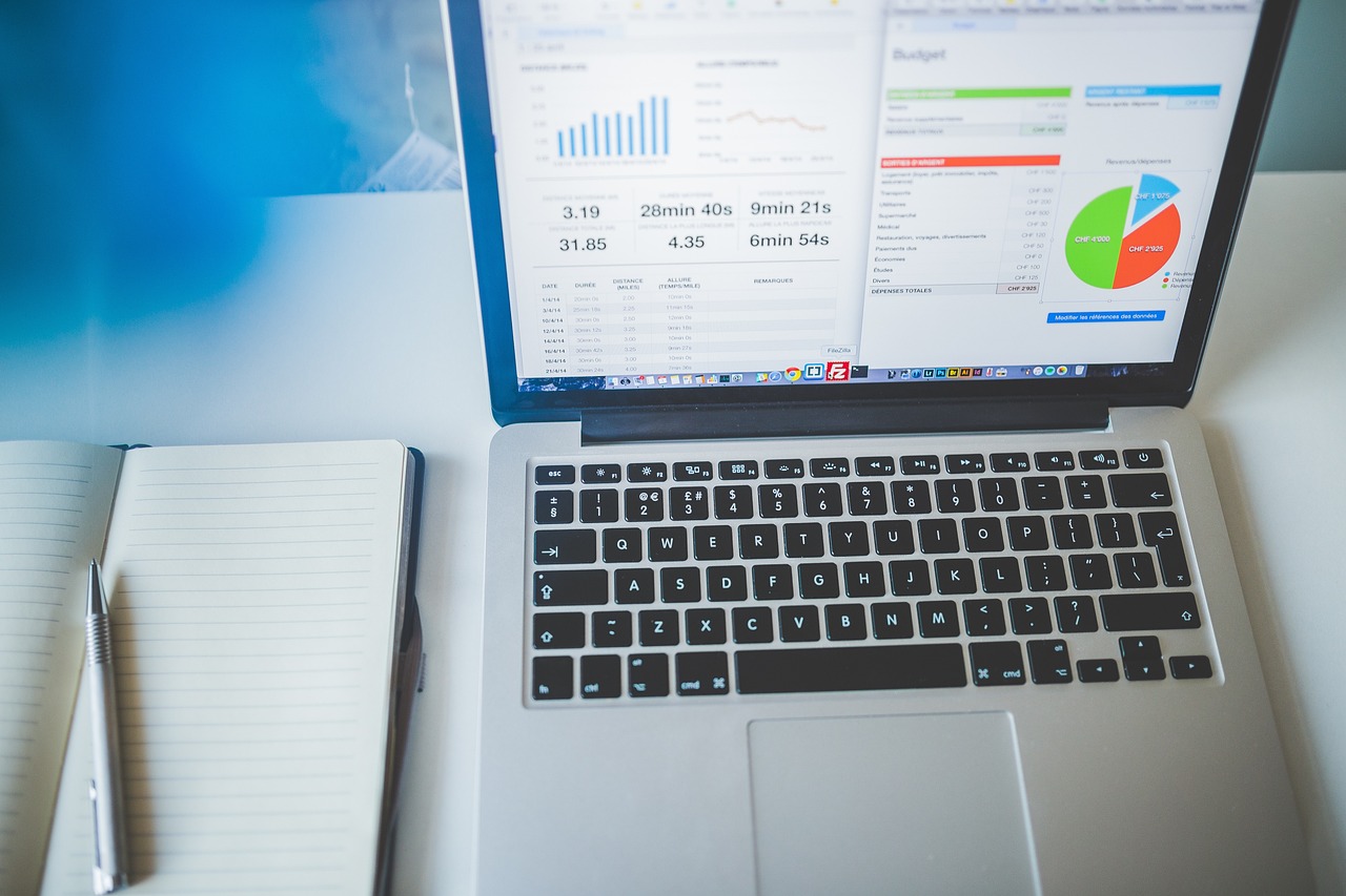 Ein Schreibtisch mit Laptop und Datenvisualisierungen symbolisiert die Forschung von Tanja Zweigle zur künstlichen Intelligenz in der Marktforschung – Foto: Pexels / Pixabay