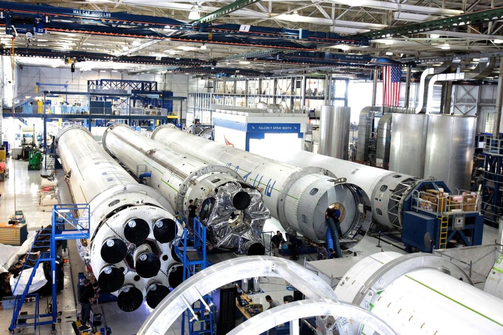 Ein Werkstatt-Arbeitsplatz mit Satelliten-Prototyp symbolisiert den neuen Master Space Systems der ETH Zürich – Foto: SpaceX-Imagery / Pixabay