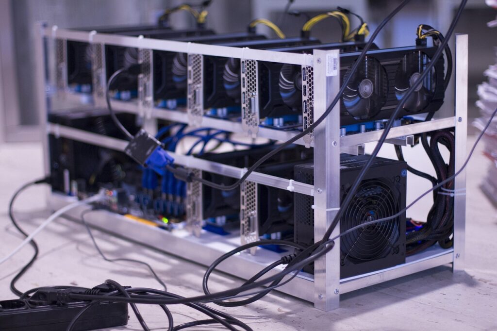 Eine Reihe von Bitcoin-Mining-Rechnern in einer Lagerhalle, wie sie im Bitcoin-Experiment in El Salvador zum Einsatz kamen – Foto: rebcenter-moscow / Pixabay
