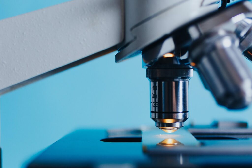 Laboraufbau mit einem Kristall in einer Vakuumkammer, wie er für eine präzise Atomkernuhr verwendet wird – Foto: Kost9n4 / Pixabay