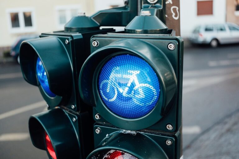Ein Sensor an einem Ampelmast steht sinnbildlich für die neue Ampel-Vernetzung zwischen Fahrzeugen und Verkehrsinfrastruktur – Foto: viarami / Pixabay