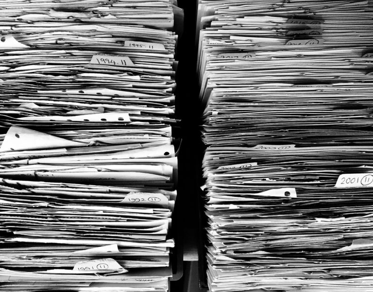 Ein Archivraum mit Aktenordnern symbolisiert das Forschungsprojekt zur Kinder- und Jugendhilfe in Niedersachsen – Foto: myrfa / Pixabay