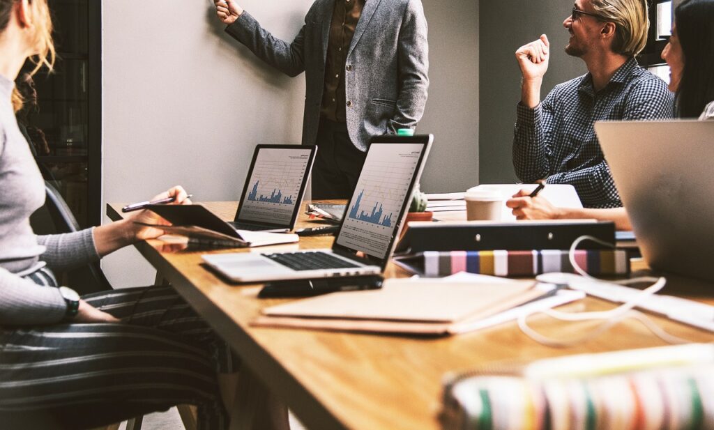 Ein Arbeitsplatz mit Laptop und elektronischem Prototyp symbolisiert, wie Investoren in junge Technologieunternehmen investieren – Foto: RonaldCandonga / Pixabay
