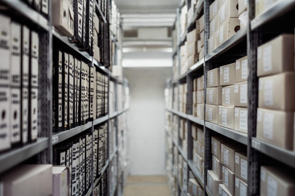 Ein Archivraum im Museum mit Sammlungsobjekten und einem Laptop symbolisiert die KI-Museum-Studie zur digitalen Sammlungserschließung – Foto: Pexels / Pixabay