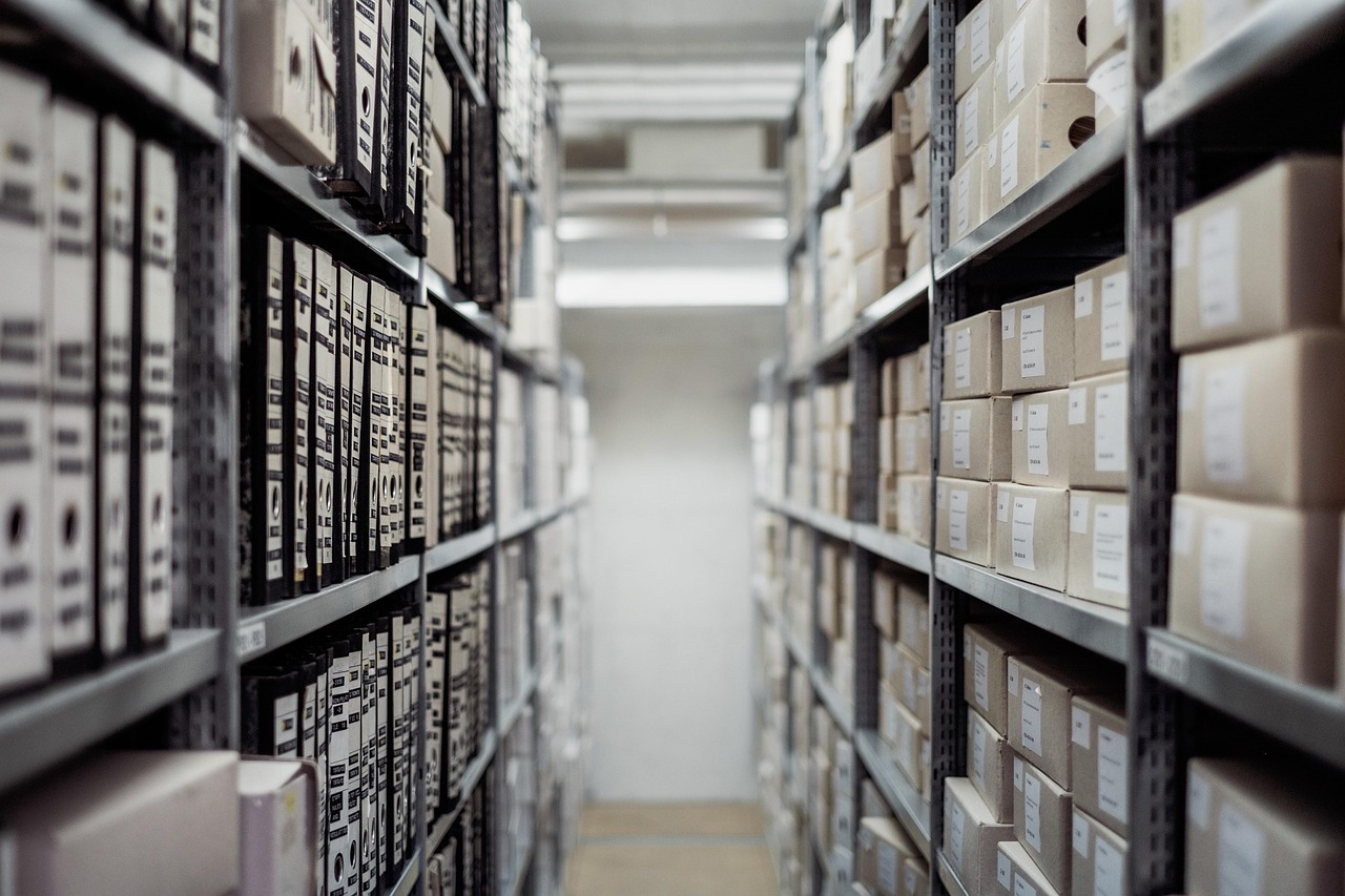 Ein Archivraum im Museum mit Sammlungsobjekten und einem Laptop symbolisiert die KI-Museum-Studie zur digitalen Sammlungserschließung – Foto: Pexels / Pixabay
