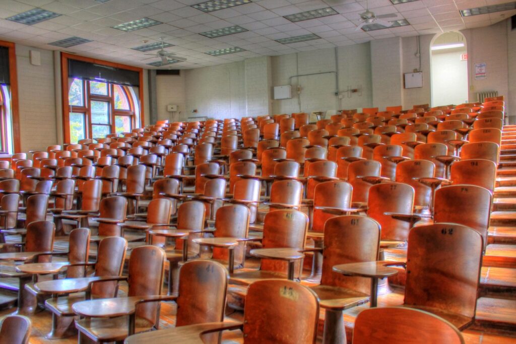 Ein leerer Hörsaal steht sinnbildlich für die Folgen der Uni-Budget-Kürzung an der Universität Innsbruck – Foto: Goodfreephotos_com / Pixabay