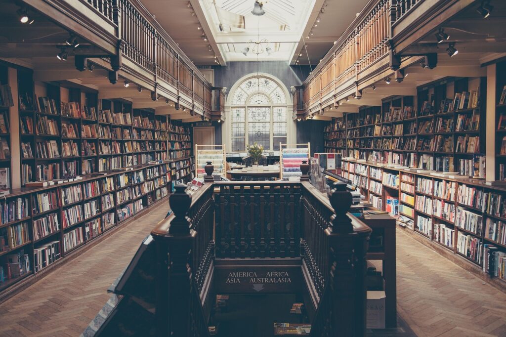 Moderner digitaler Arbeitsplatz einer Fachbibliothek, die als Bibliothek des Jahres 2026 ausgezeichnet wurde, mit Bildschirmen und Fachliteratur im Hintergrund – Foto: Foundry / Pixabay